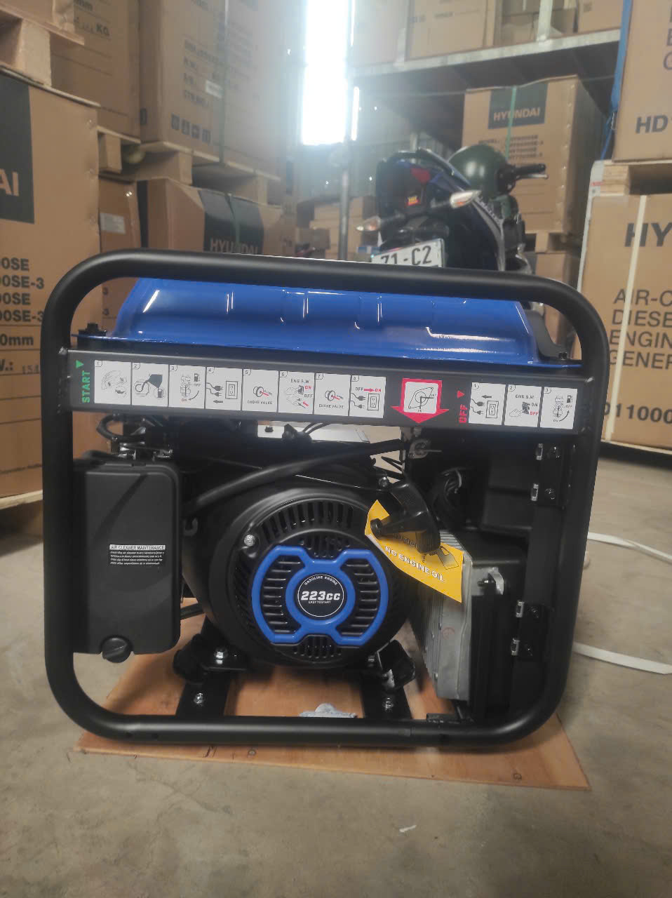 Máy phát điện 4KW chạy xăng HYUNDAI HY4000I (2) Máy phát điện 4kw HYUNDAI HY4000I